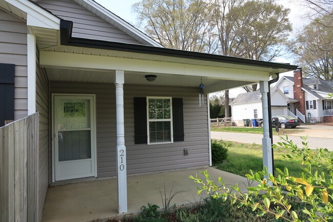 Building Photo - 210 Orch Pk Ln
