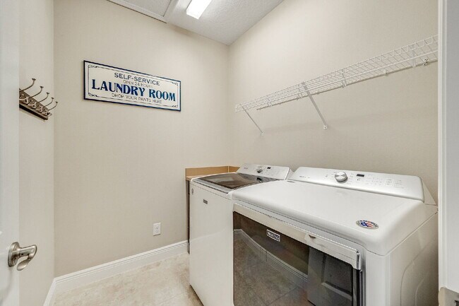 Building Photo - 4BR, 2.5BA home with resort style outdoor living!