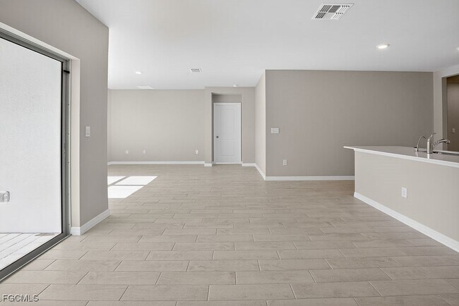 Building Photo - 553 Kingsbury Ln