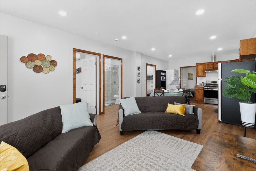 Building Photo - 917 W 62nd Pl