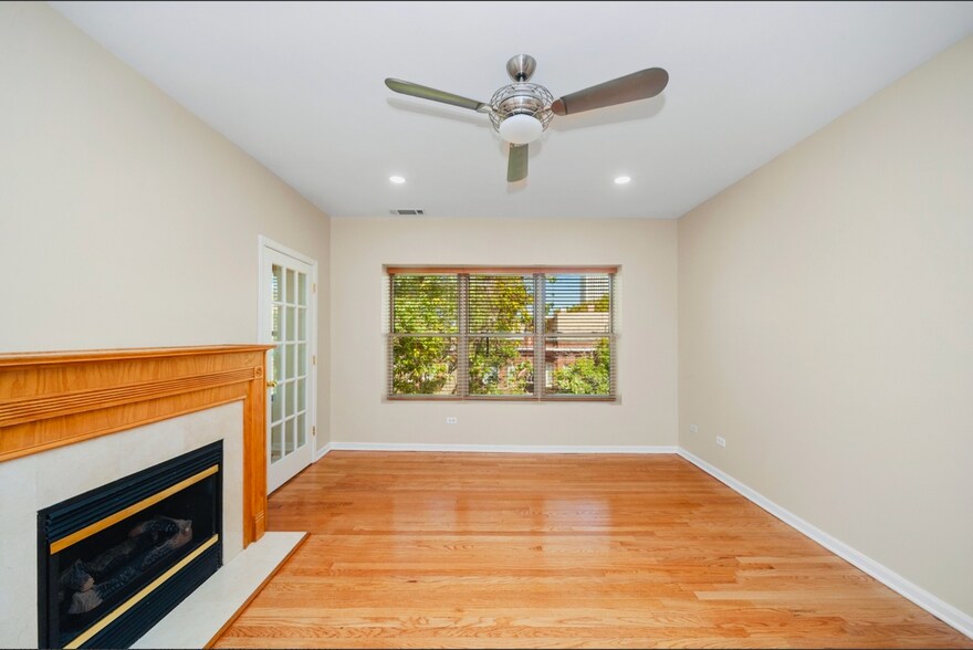 Living Room - 1243 W Rosemont Ave
