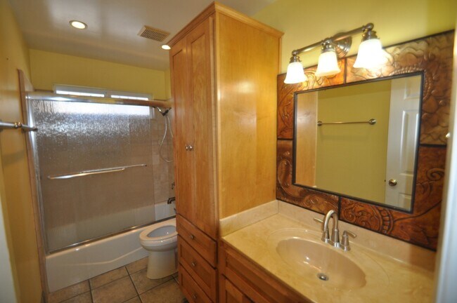 Building Photo - 4BR/2BA house with View, private yard!
