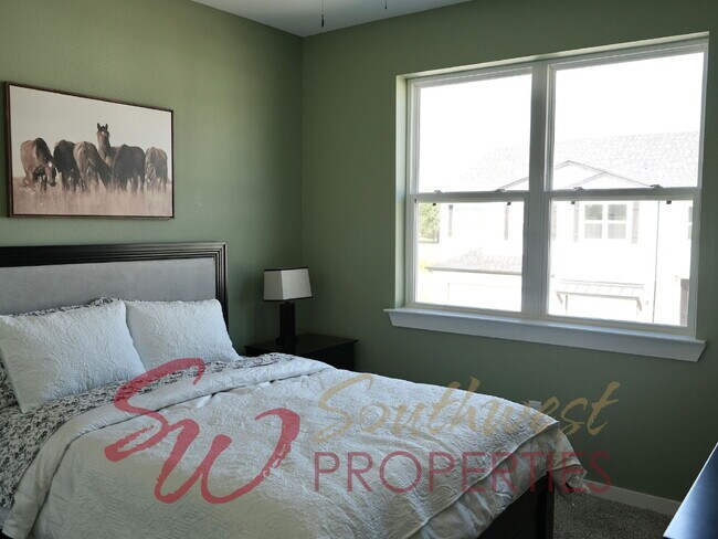 Building Photo - Upgrade your living experience across from campus in this fully furnished 3 bedroom 2.5 bath!