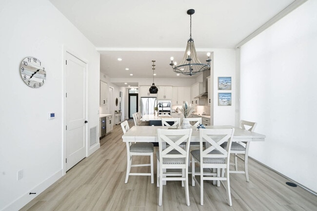 Building Photo - 225 Strand Dr