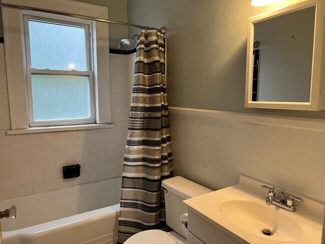 Building Photo - 815 W Johnson St