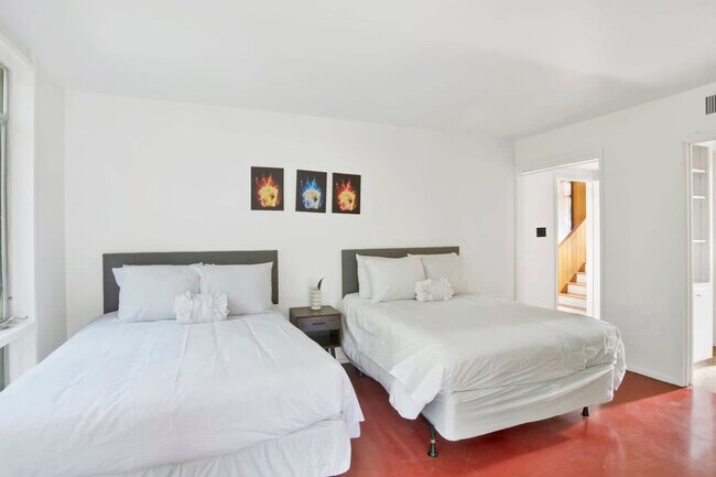 Building Photo - 305 Indian Creek Dr E