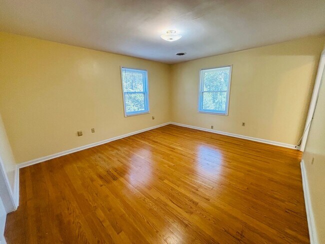 Building Photo - 405 Stonegate Dr