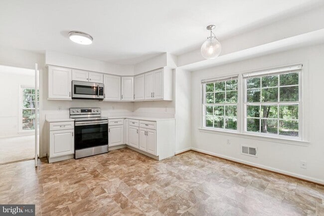 Building Photo - 3714 Carriage House Ct