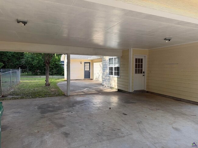 Building Photo - 107 Barrington Pl N