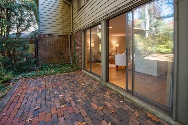 Building Photo - 546 Great Elm Way