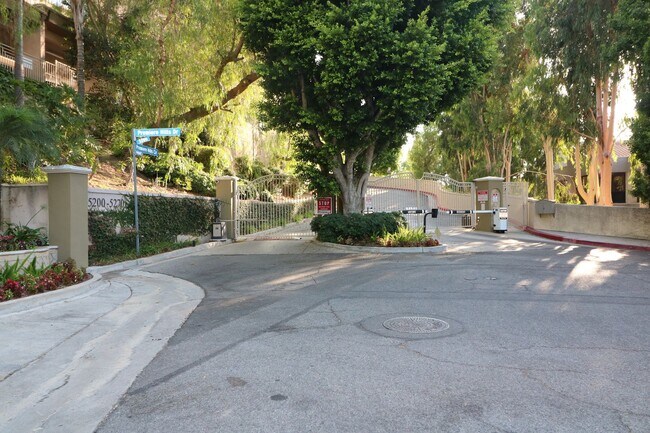 Building Photo - Townhome in Gated community in Woodland Hills