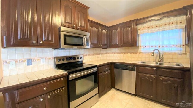 Building Photo - 703 Delta Dr