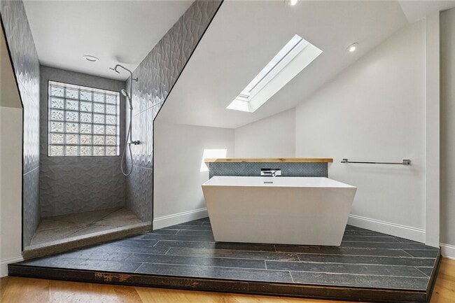 Building Photo - 3865 Howley St