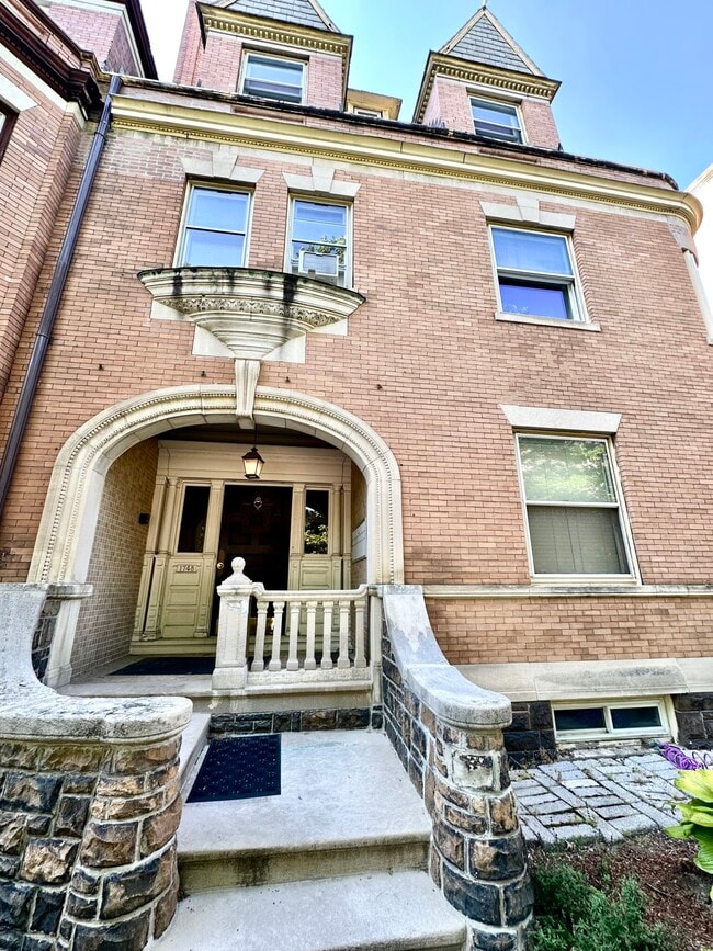 Building Photo - 1748 Beacon St