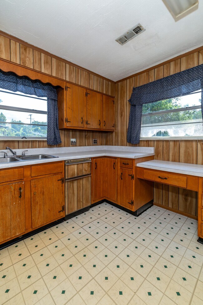 Building Photo - 102 Eastwood Dr