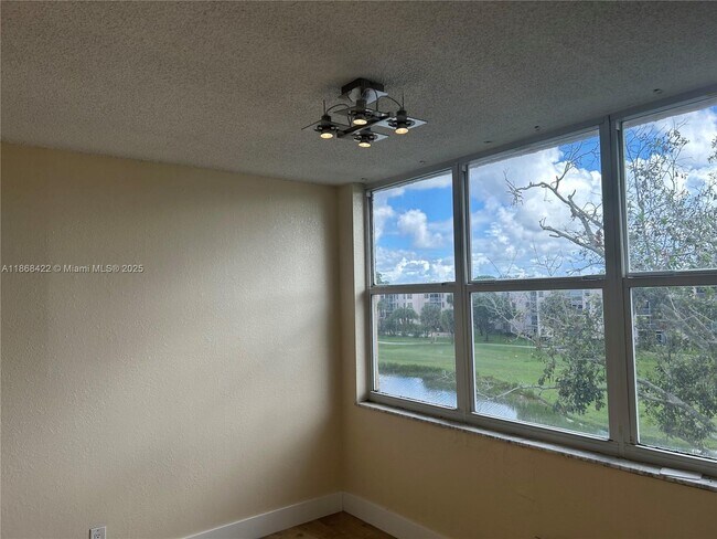 Building Photo - 9431 Live Oak Pl