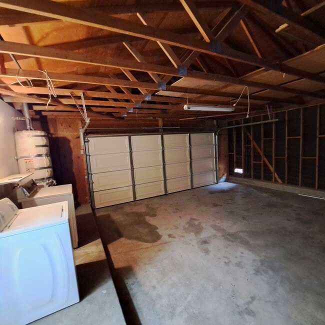 Building Photo - Quaint 3 bedroom close to town!