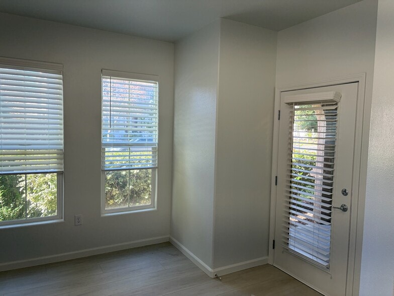 Building Photo - 5350 Dunlay Dr