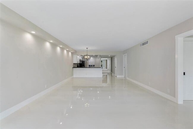Building Photo - 605 Oaks Dr