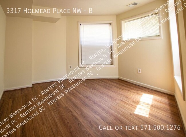 Building Photo - Spacious 5Bd/2.5Bth towhome in the heart o...