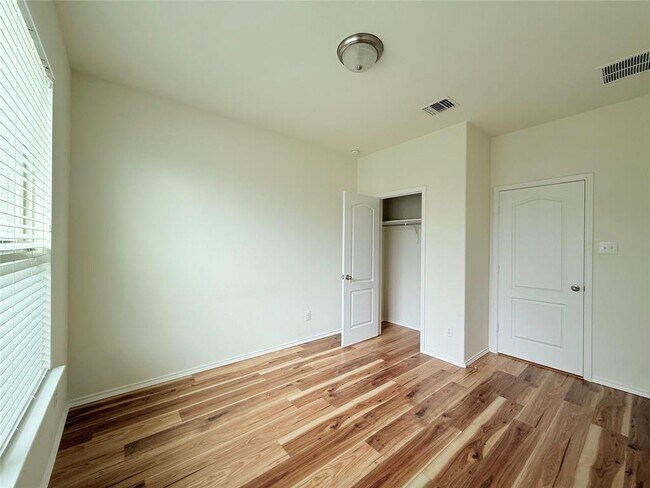 Building Photo - 1140 Yellow Iris Rd