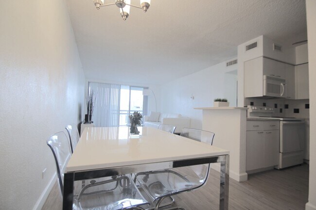 Building Photo - Spacious one bedroom unit at the Flamingo South Beach Resort!