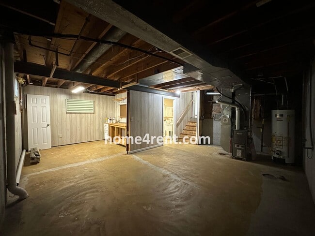 Building Photo - Wonderful Three Bedroom Olathe Home in a Q...
