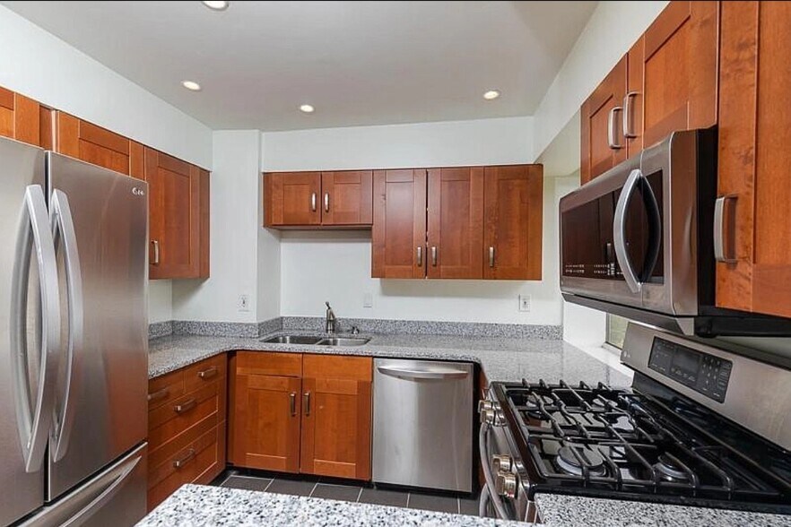 Primary Photo - 2479 Peachtree Rd NE
