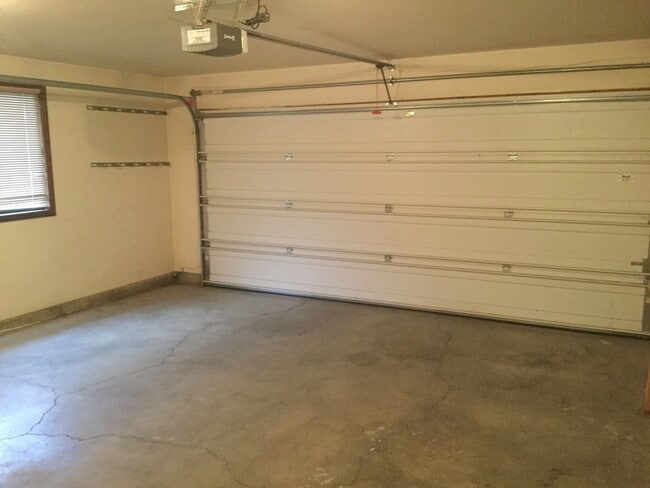Building Photo - Eastside House, 3 Bdrm, 2 Bath, Gas Heat, ...