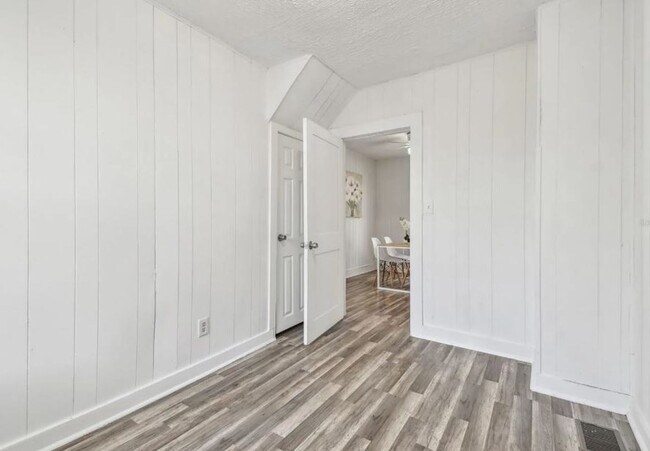 Building Photo - Housing Voucher Accepted: Charming 4-Bedroom Home in Saint Petersburg