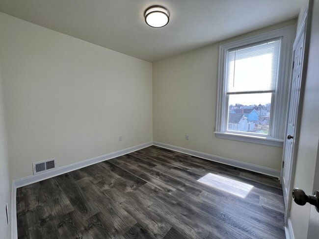 Building Photo - Updated 3BR house with multi-car off street parking!