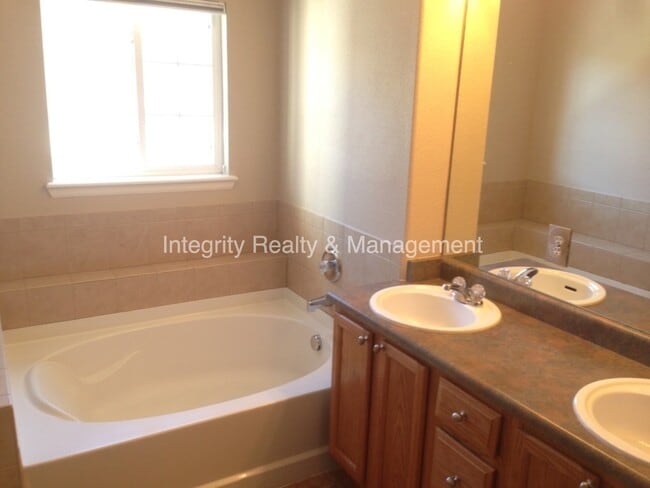Building Photo - 1381 Royal Troon Dr