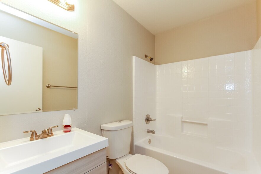 Building Photo - 1024 Sky Forest Dr