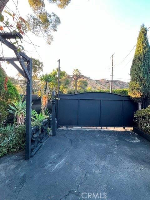 Building Photo - 9912 La Tuna Canyon Rd
