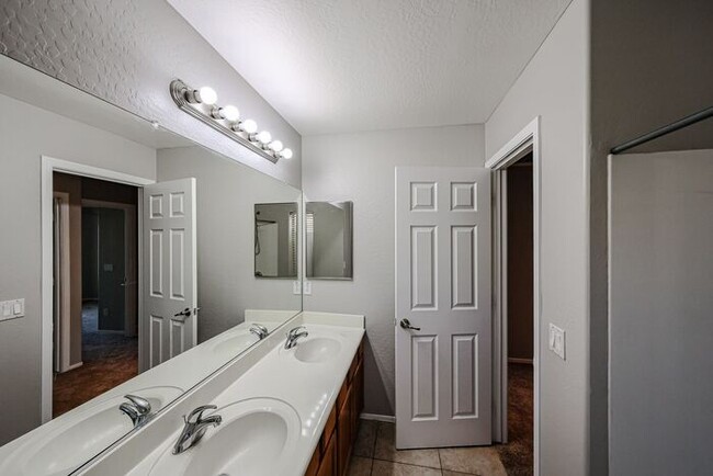 Building Photo - Welcome to this spacious 4 bedroom, 2.5 ba...