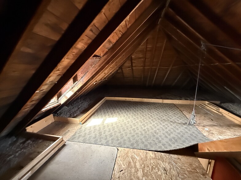 Attic Storage - 10-2 Russell St