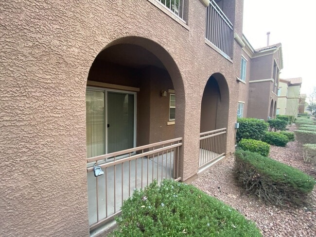 Building Photo - NW Near Majestic Park. 1ST FLOOR 2 BED, 2 BATH CONDO, GATED COMMUNITY