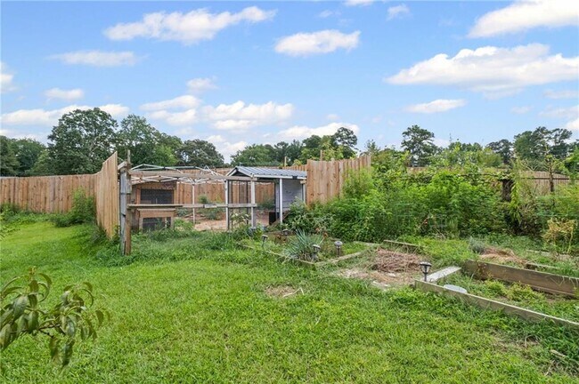 Building Photo - 3535 Stonewall Dr NW