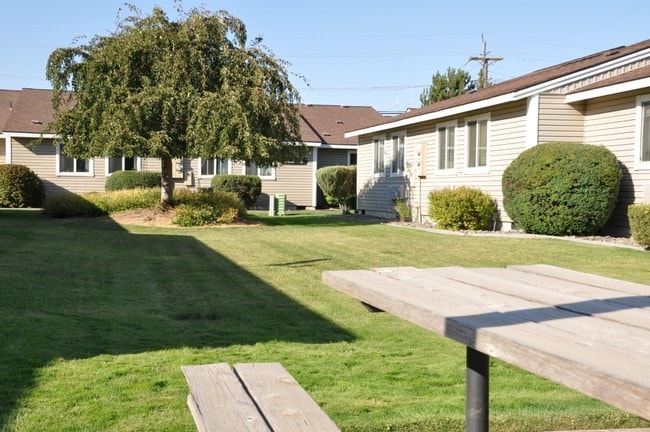 Primary Photo - Clover Glen Apartments