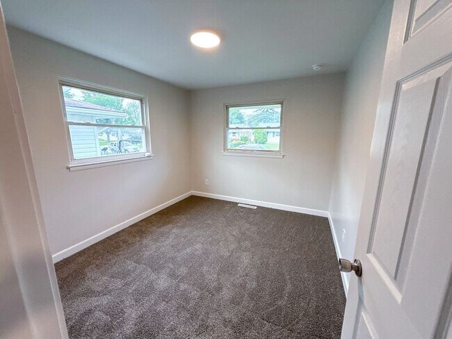 Building Photo - 2479 Kitchner Dr