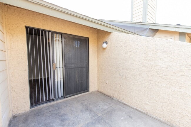 Building Photo - Beautiful 2 bedroom 2 bathroom with private patio in Glendale!