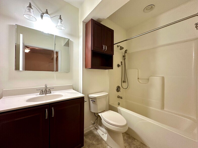 Building Photo - 8405 Dogwood Rd