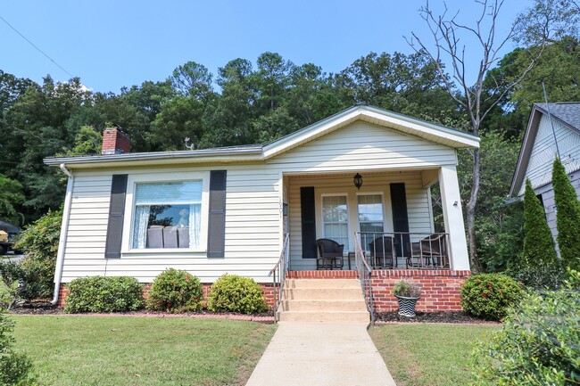 Building Photo - Adorable Home Downtown Pell City