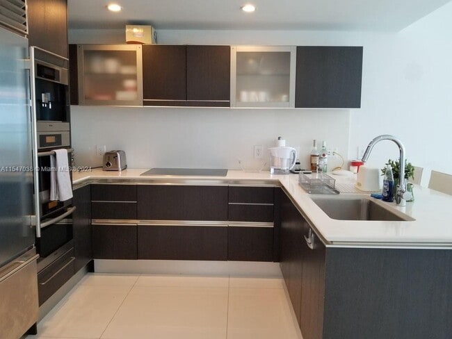 Building Photo - 17001 Collins Ave