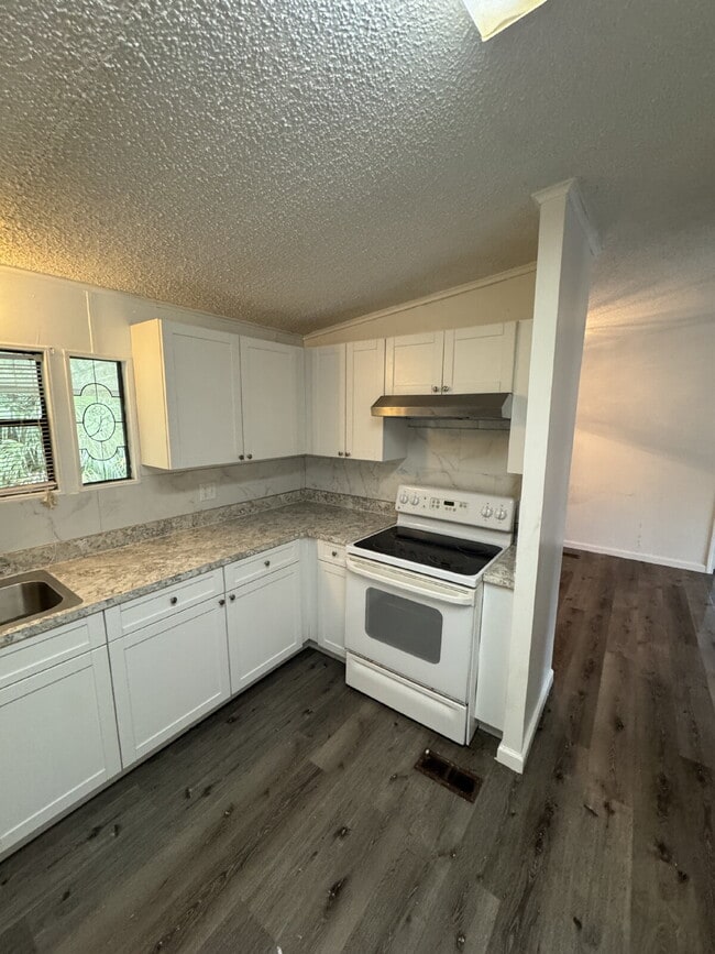 Building Photo - "Charming 1-Bedroom Retreat with Full & Ha...