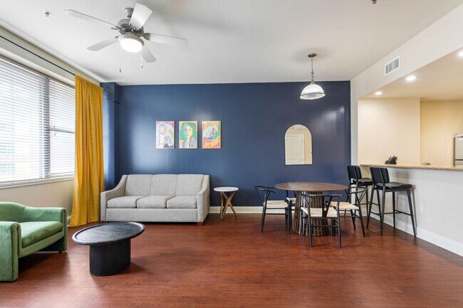 Building Photo - 925 Common St