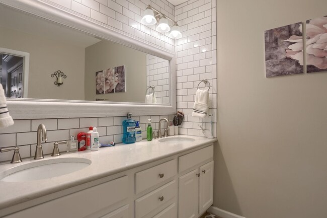 Building Photo - Modern and Convenient Hershey/Harrisburg Suburb Townhouse