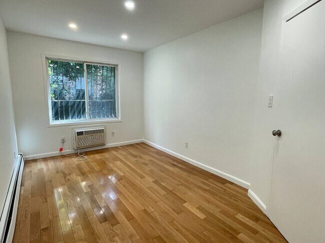Building Photo - 278 Kosciuszko St