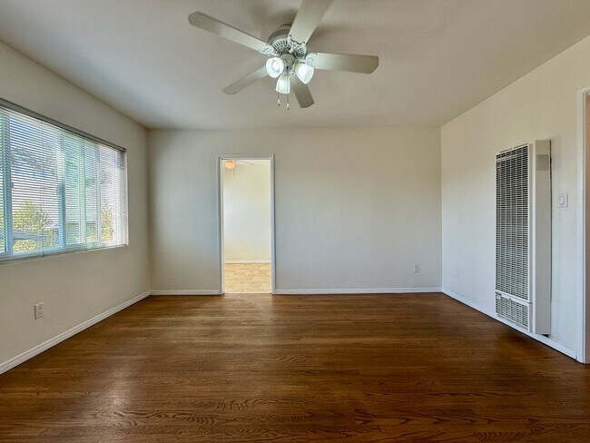 Building Photo - CORNER Upstairs Unit Within Small Gated Community! COMPLIMENTARY Shared Laundry! Spacious Floorplan!