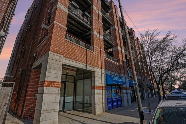 Building Photo - 2222 W Belmont Ave